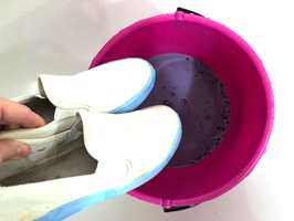 KLAR FOR FARGEBAD: Tekstilfarge kan sette farge på badekaret, så det er lurt å bruke en bøtte.