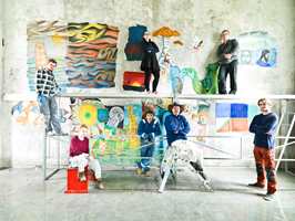 <b>UNDERVISER:</b> Myrvoll har lenge vært knyttet til Ålesund Kunstfagskole som har undervisning i fresco og murale teknikker. Her med elevene.