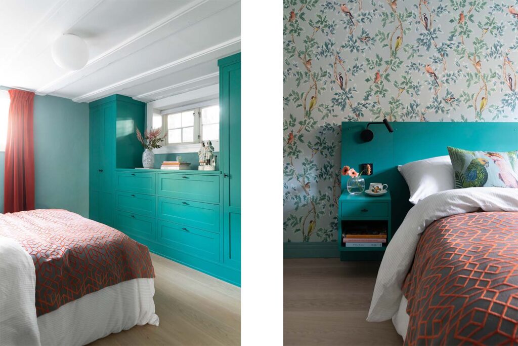 Soverom med tapet og turiks hovedfarge i hotellstil