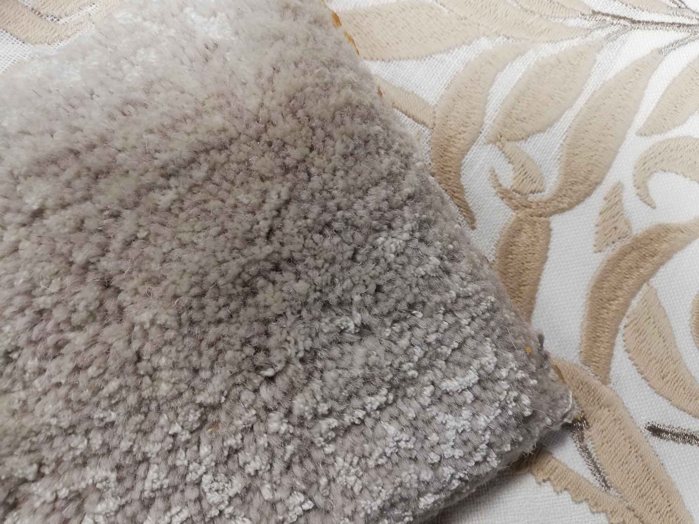 Prøve på teppe og tekstil til soverom