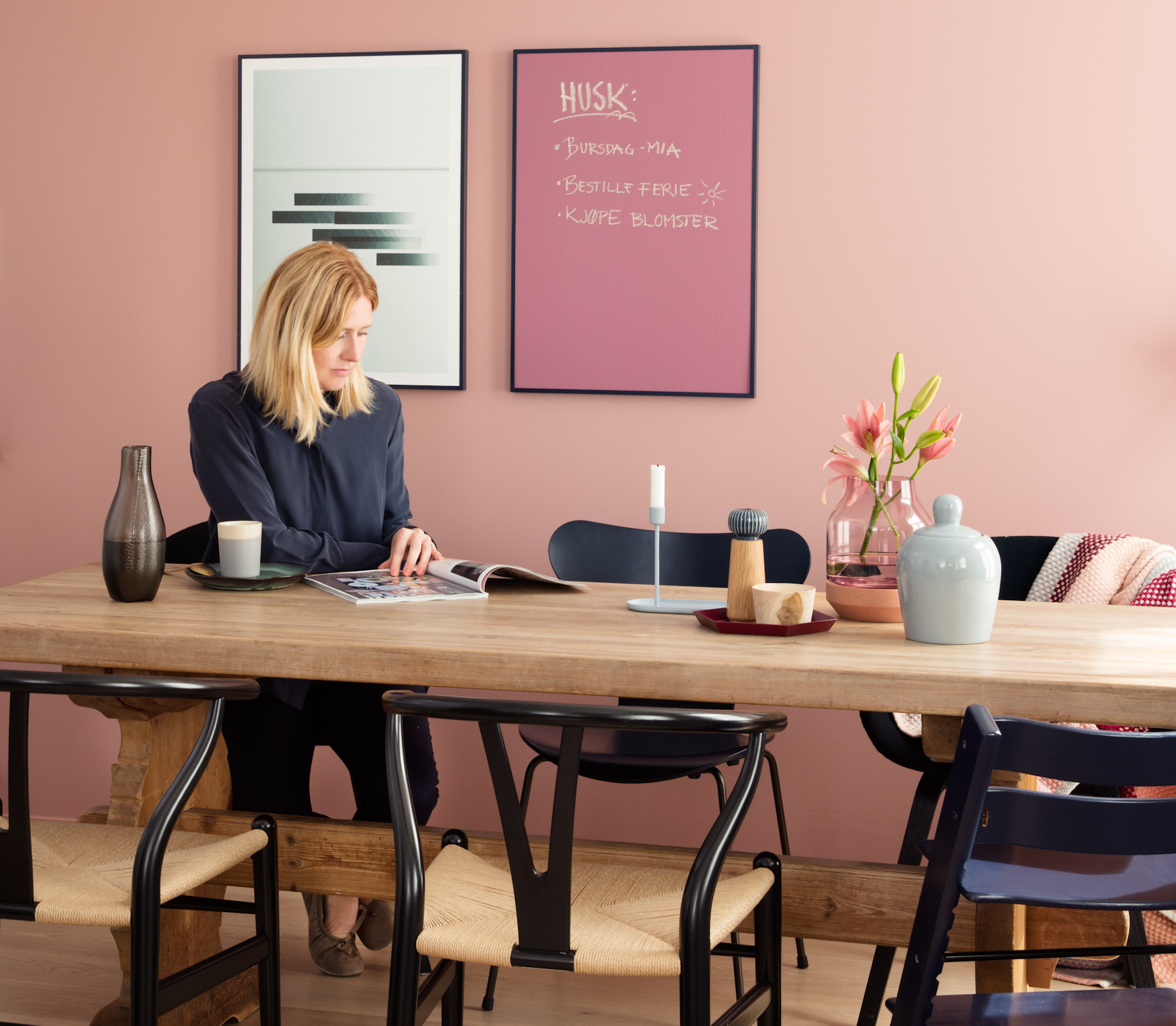 SMART: Hvis du ikke vil male rett på veggen, hva med å male en plate med tavlemaling, så kan du ramme den inn og henge den opp! (Foto: Butinox Interiør)