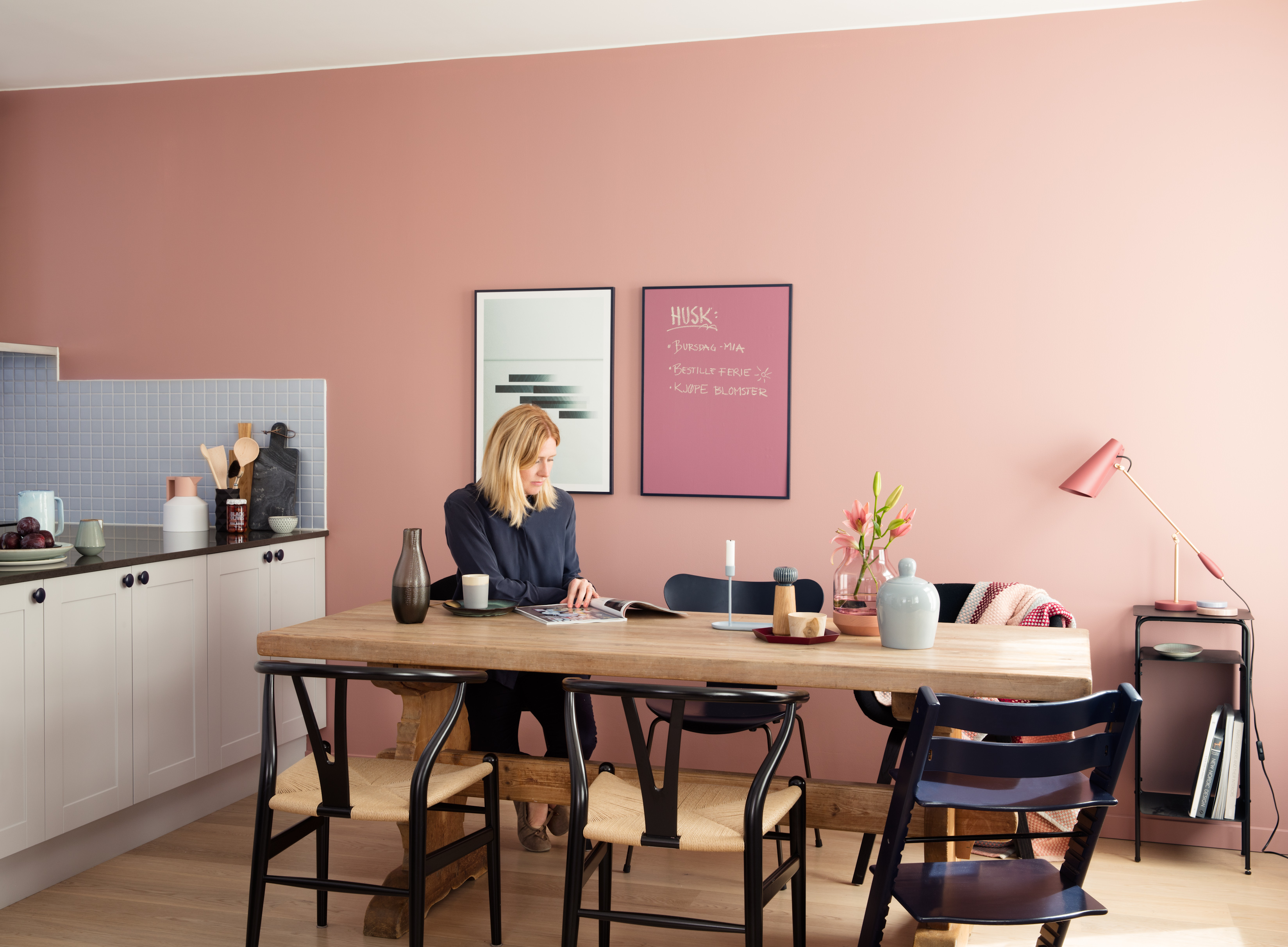 LENGE: Duse varme toner inviterer til &aring; sitte lenge. Fargen Sl&oslash;r er fra Butinox. (Foto: Butinox Interi&oslash;r)