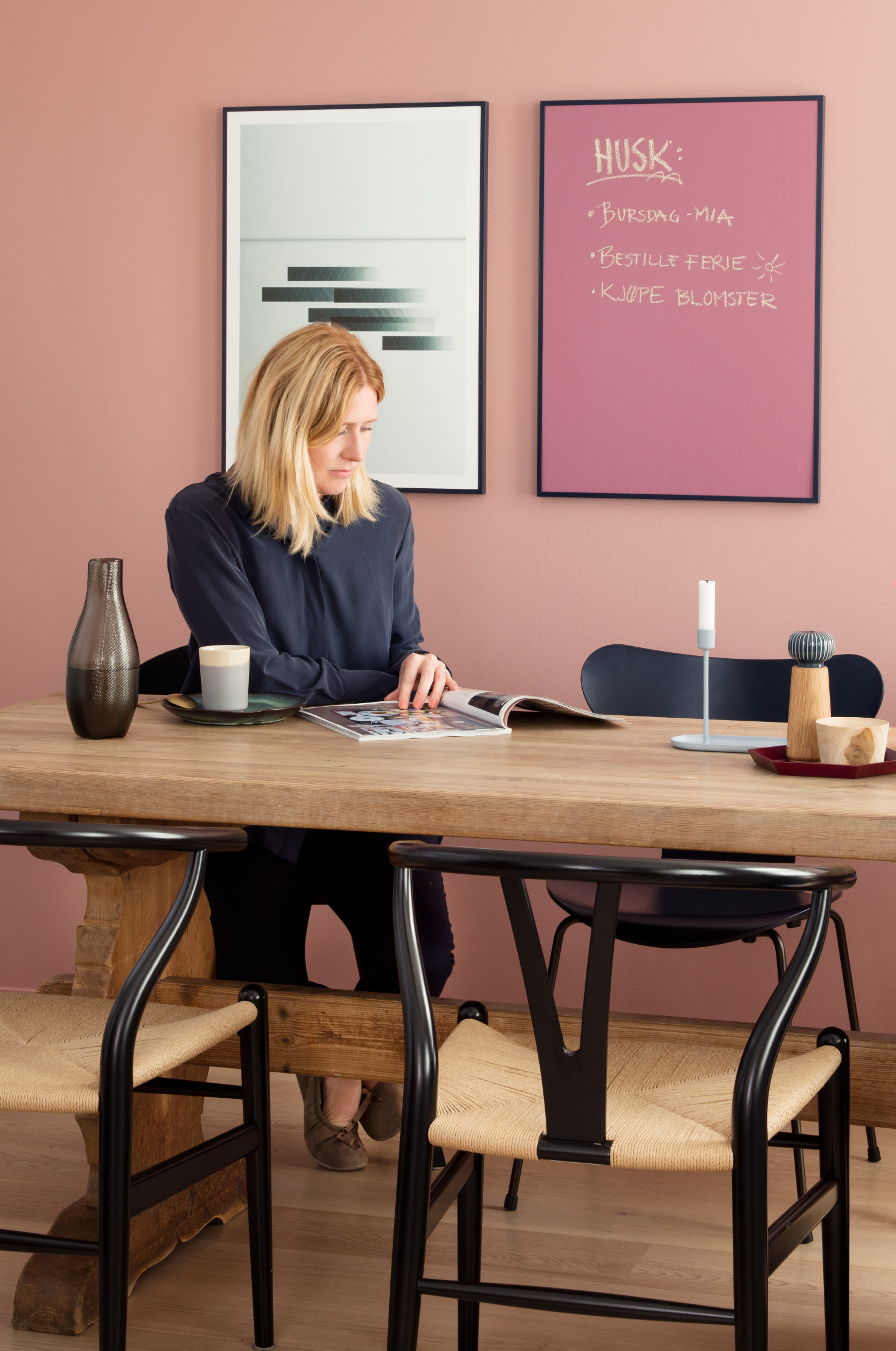 Et tips til deg som ikke ønsker å male rett på veggen, er å male en plate i en bilderamme - så får du samme funksjon!