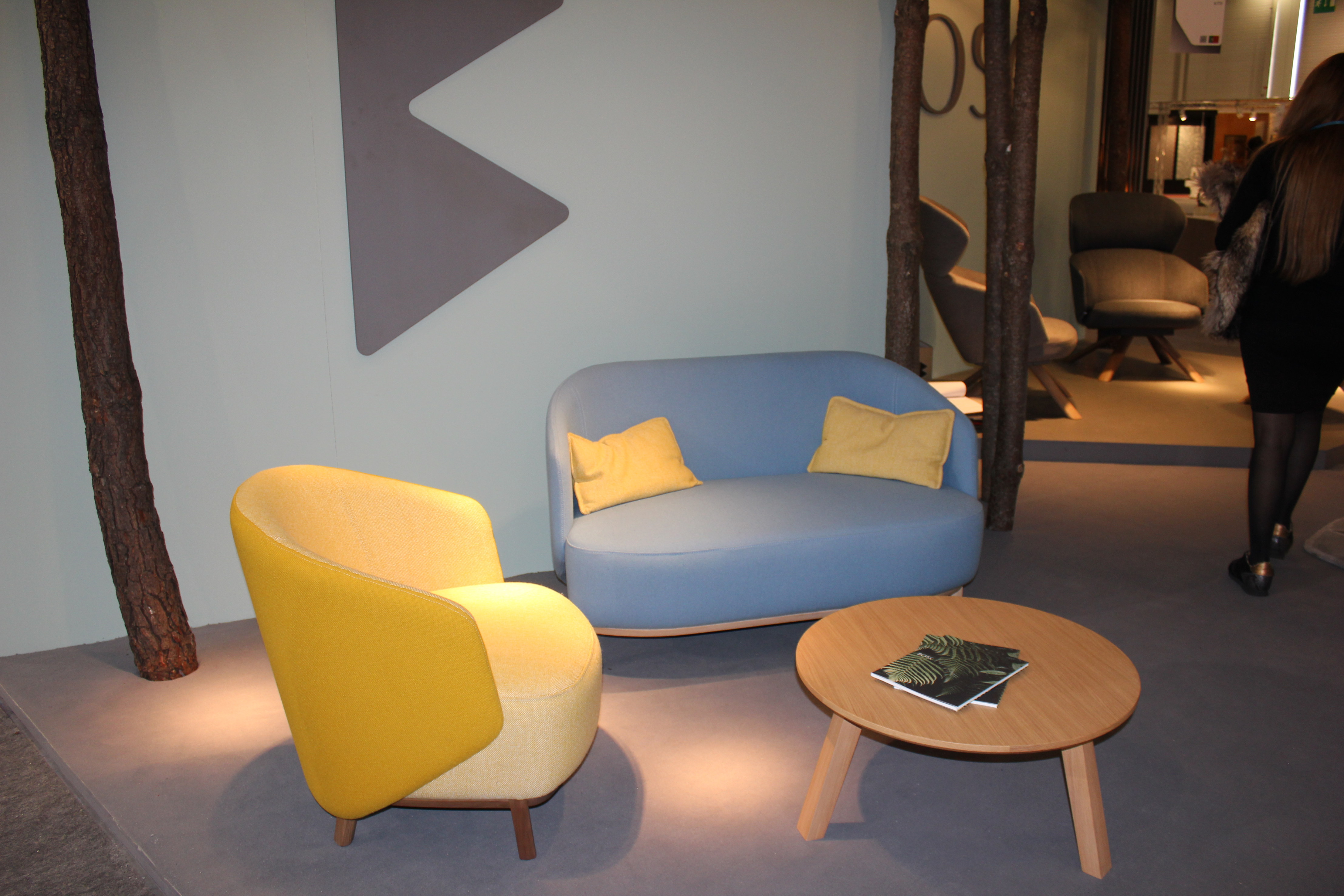 En anelse 50-tall kanskje. Stramme former og myke linjer i blått, gult, grått og natur. 