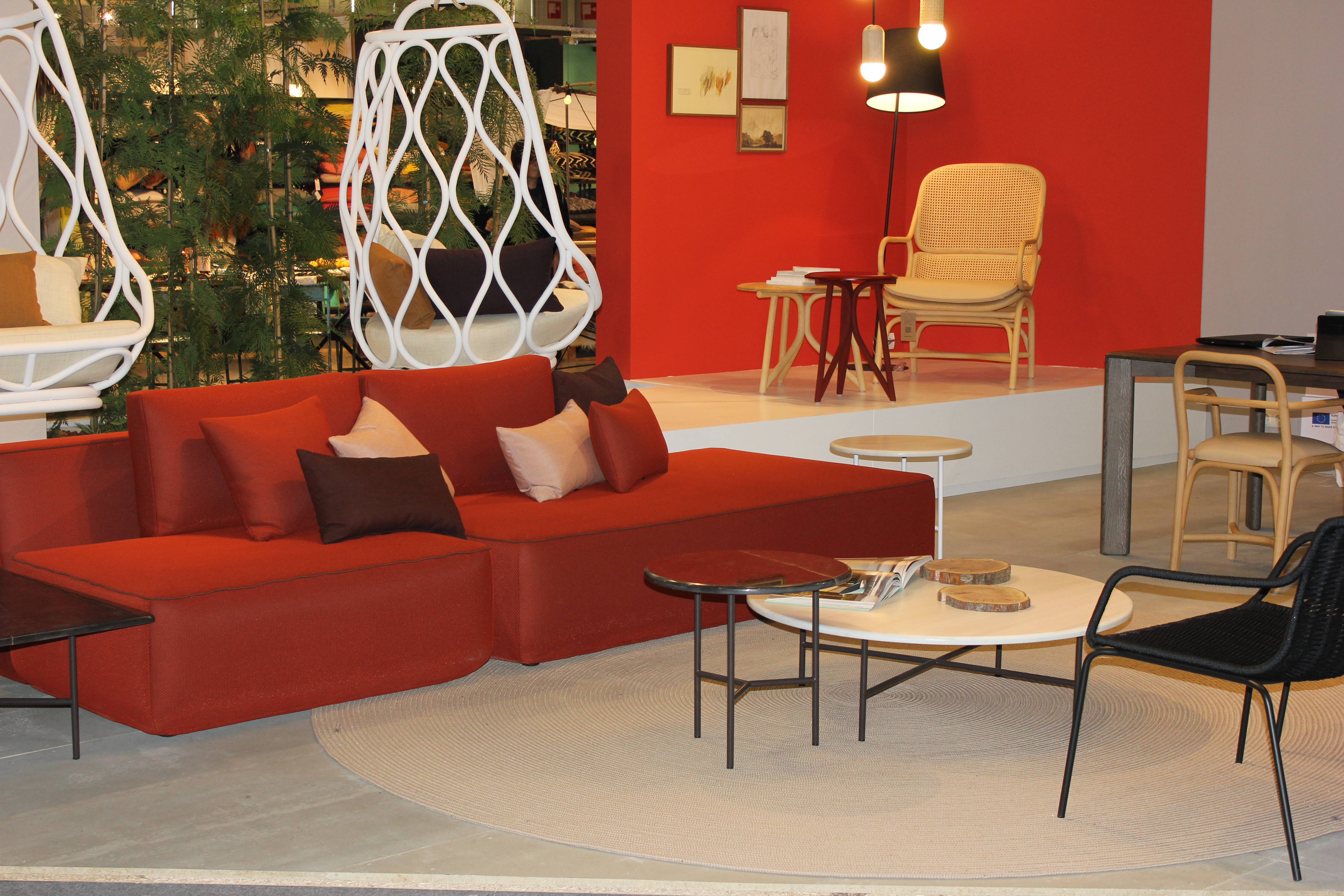 Fine rødtoner,  ton-i-ton i kombinasjon med naturfarger, litt grønt og en liten «dæsj» sort som prikken over i’en.