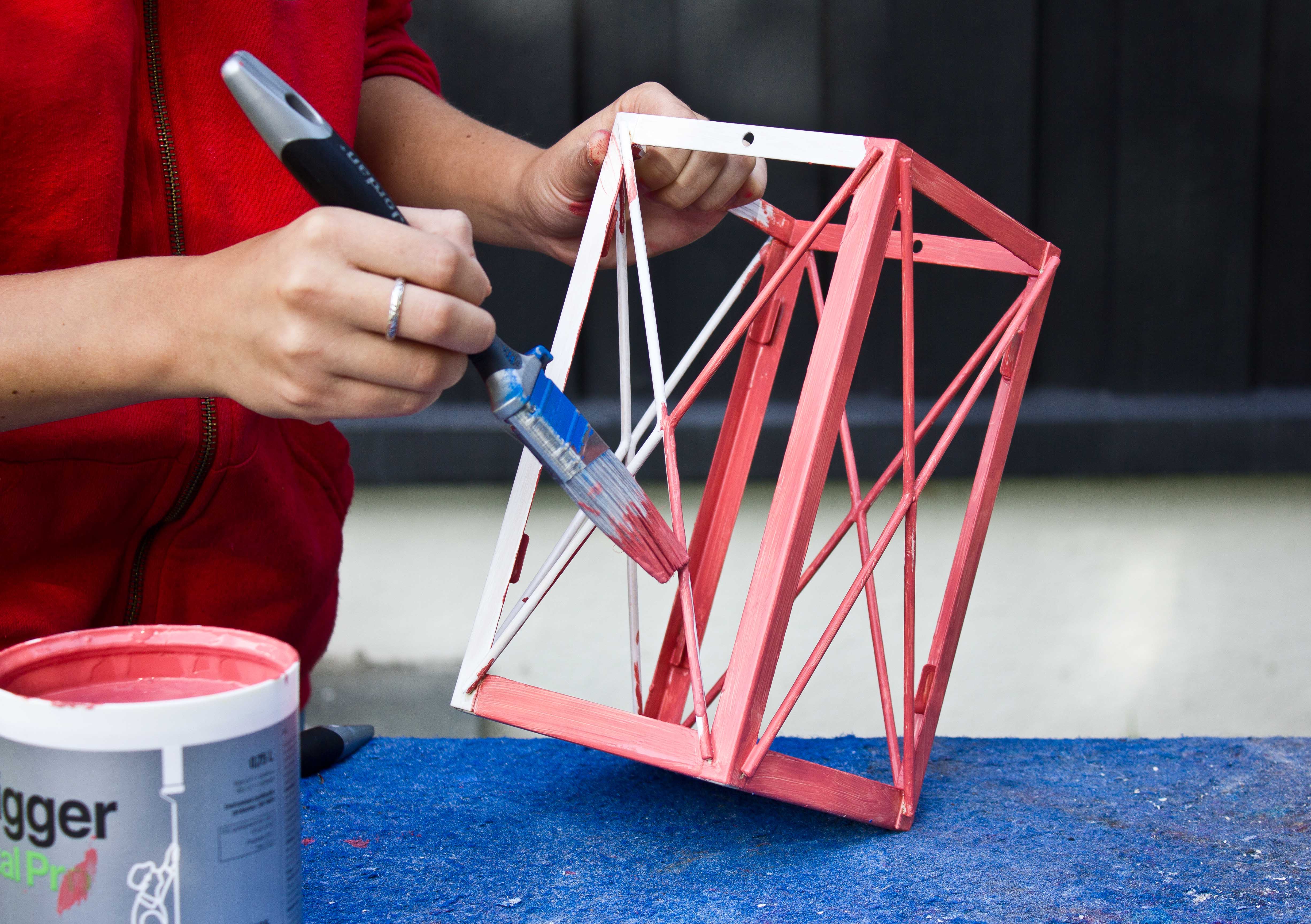 Maler lyslykt med korallfarget maling 