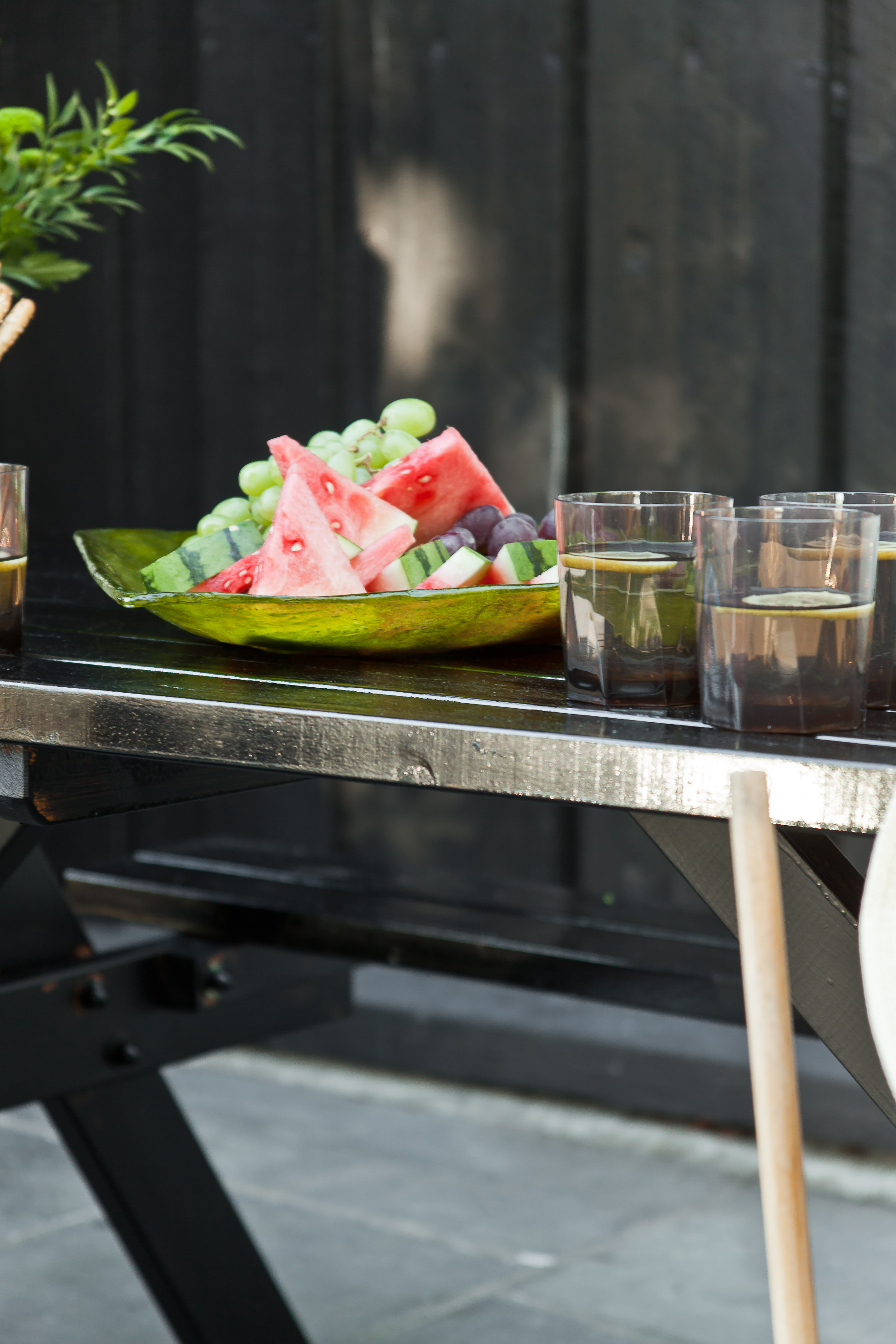 Mal den gamle rastebenken i en blank sort farge, og du får et tøft uttrykk. Kombiner gjerne med møbler i andre farger, som knall gult.