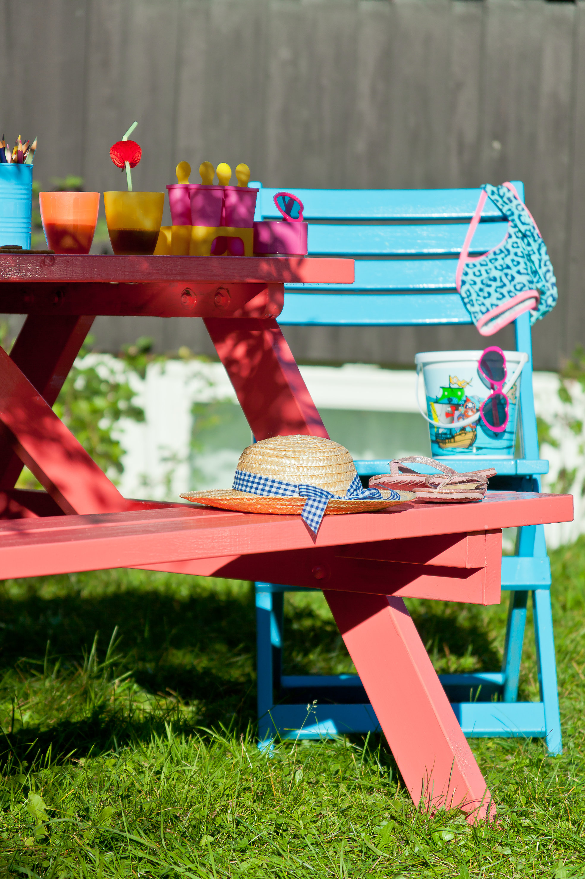 Det er duket for fest for både store og små. Et tips er å male ulike møbler i forskjellige farger, så kan du mikse og matche som du vil.