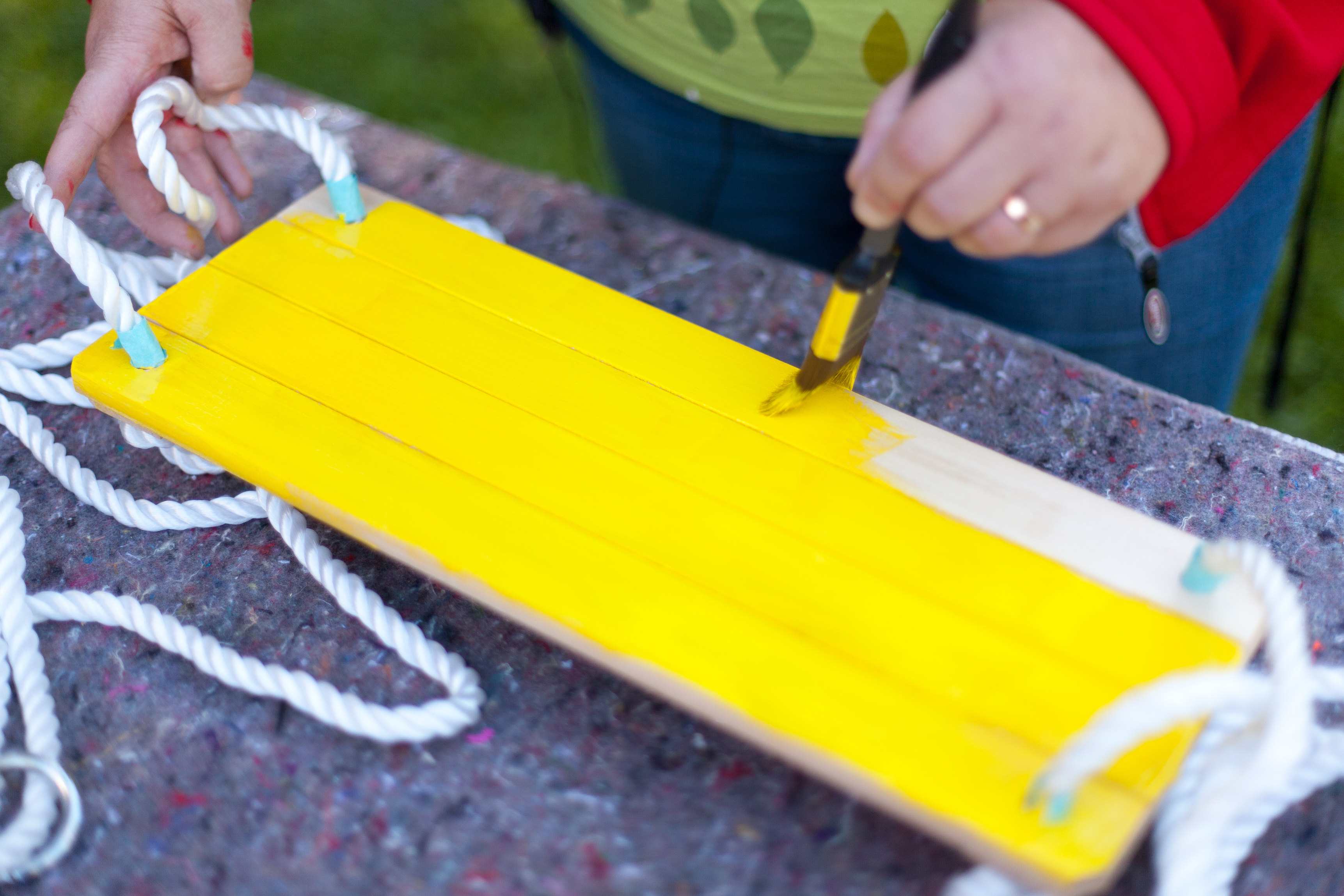 En huske i en sprek farge er gøy for barna!