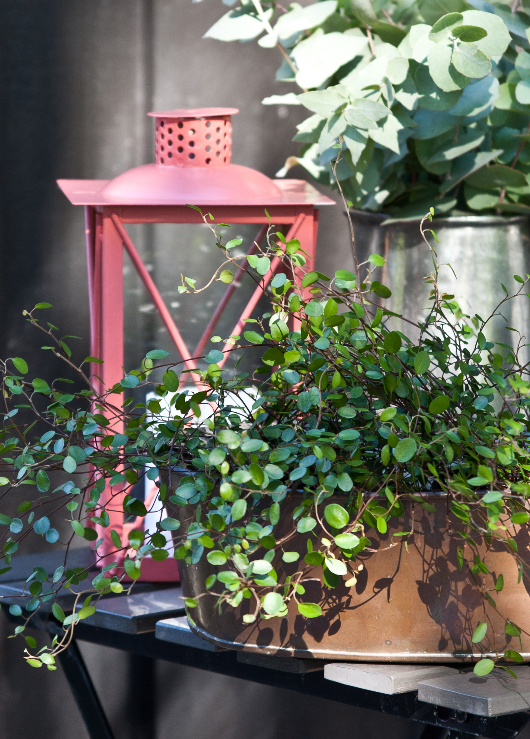 MATERIALMIKS: Nymalt lykt i lekkert selskap med tinn og kobber. (Foto: Trine Midtsem/ifi.no)