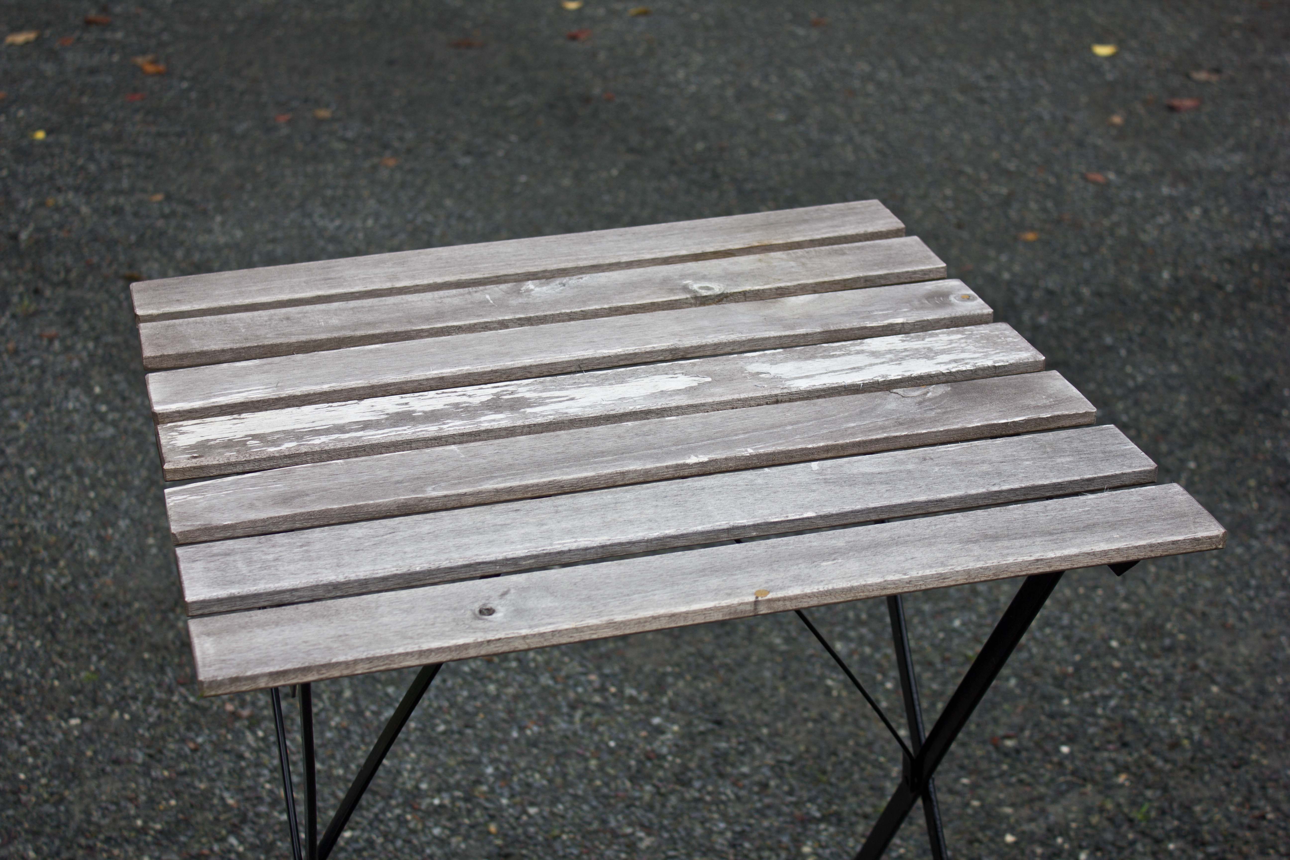 SLITT: Når vær og vind sliter på bordet, er det på tide å gi det en oppfriskning. (Foto: Bjørg Owren/ifi.no)