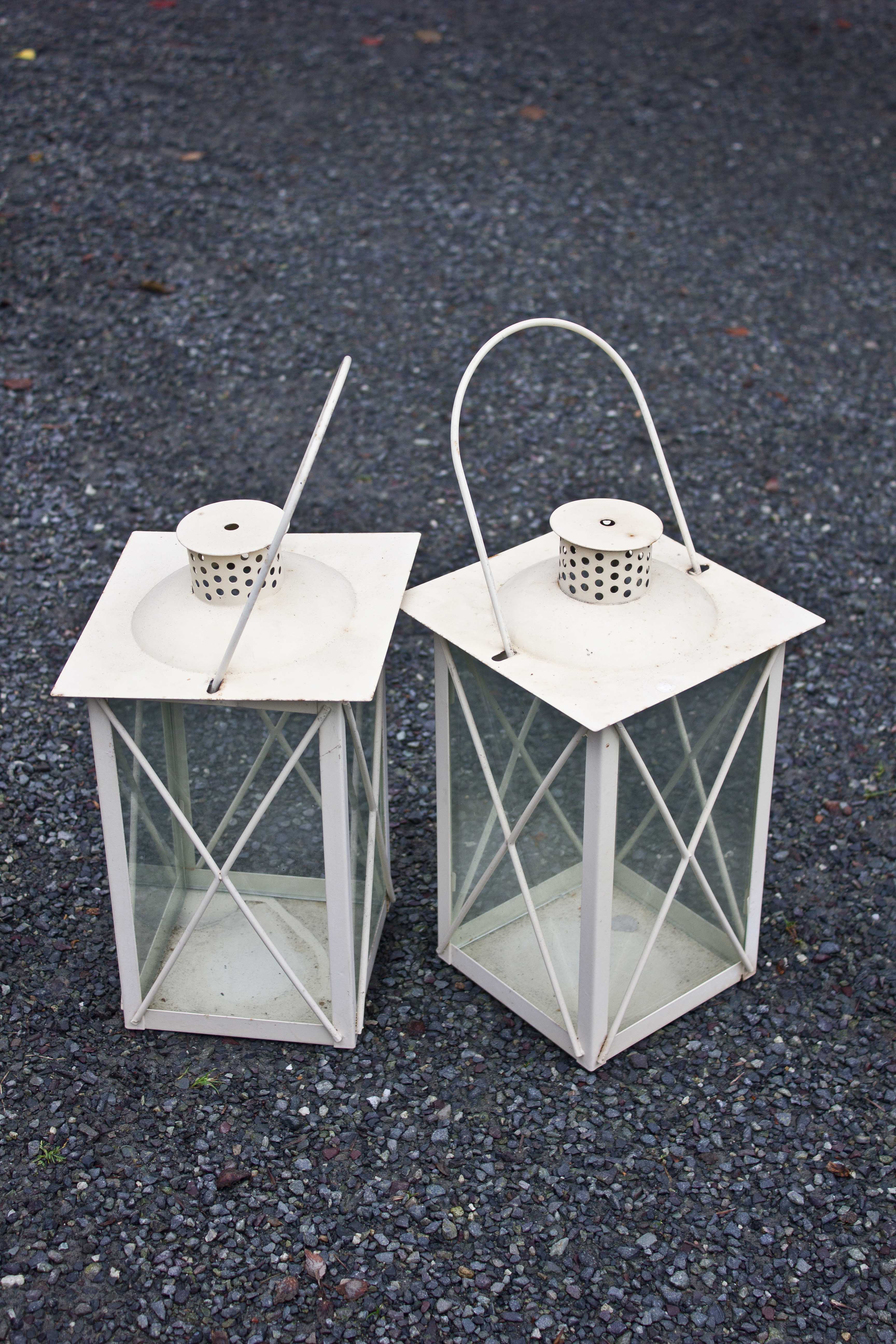 to slitte, hvite lyslykter som skal males