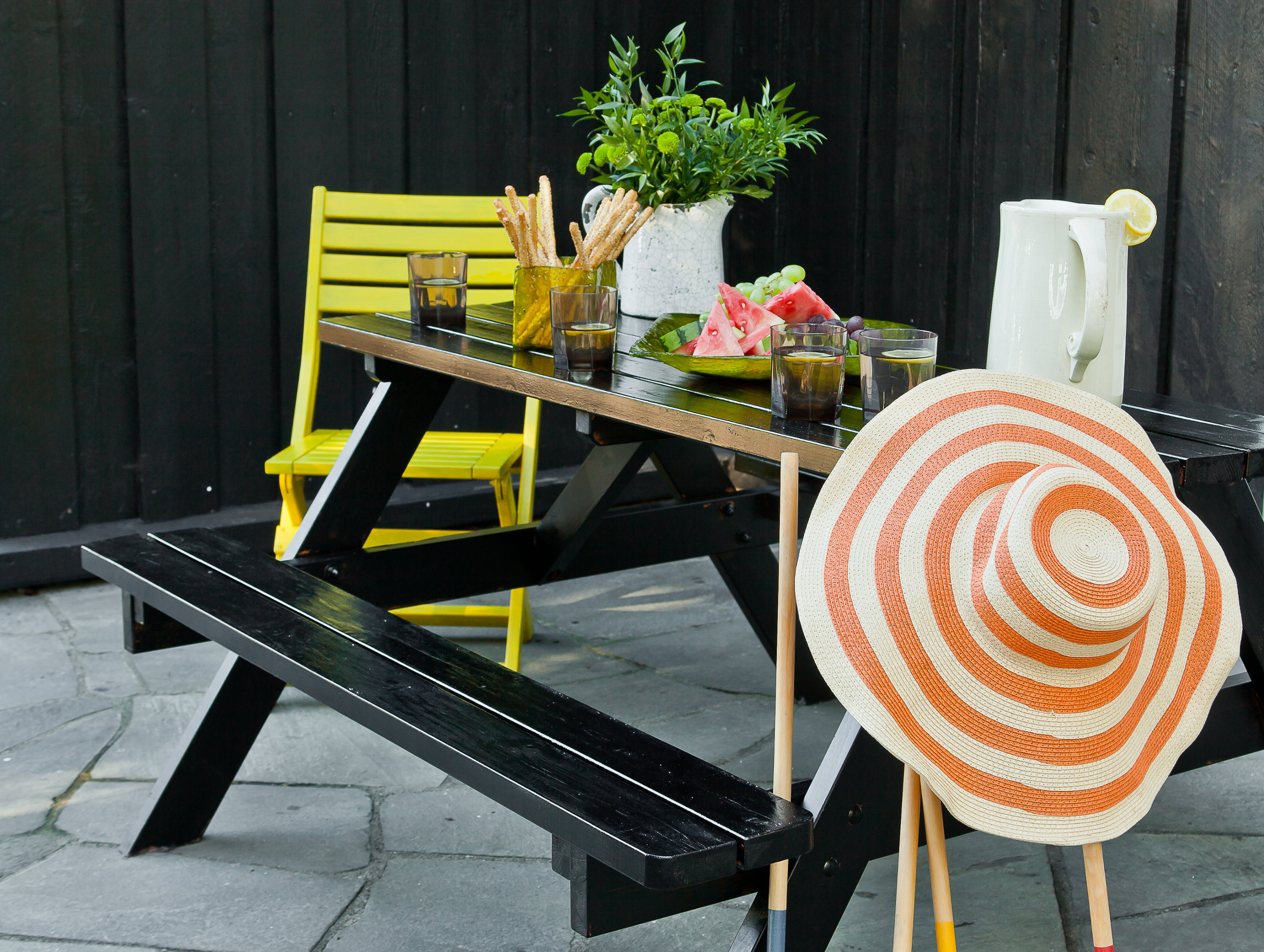 Lek deg med ulike glansgrader for å oppnå tøffe effekter. Her er det brukt blank maling på bordplate og sittebenk, i kombinasjon med en matt maling på understellet.