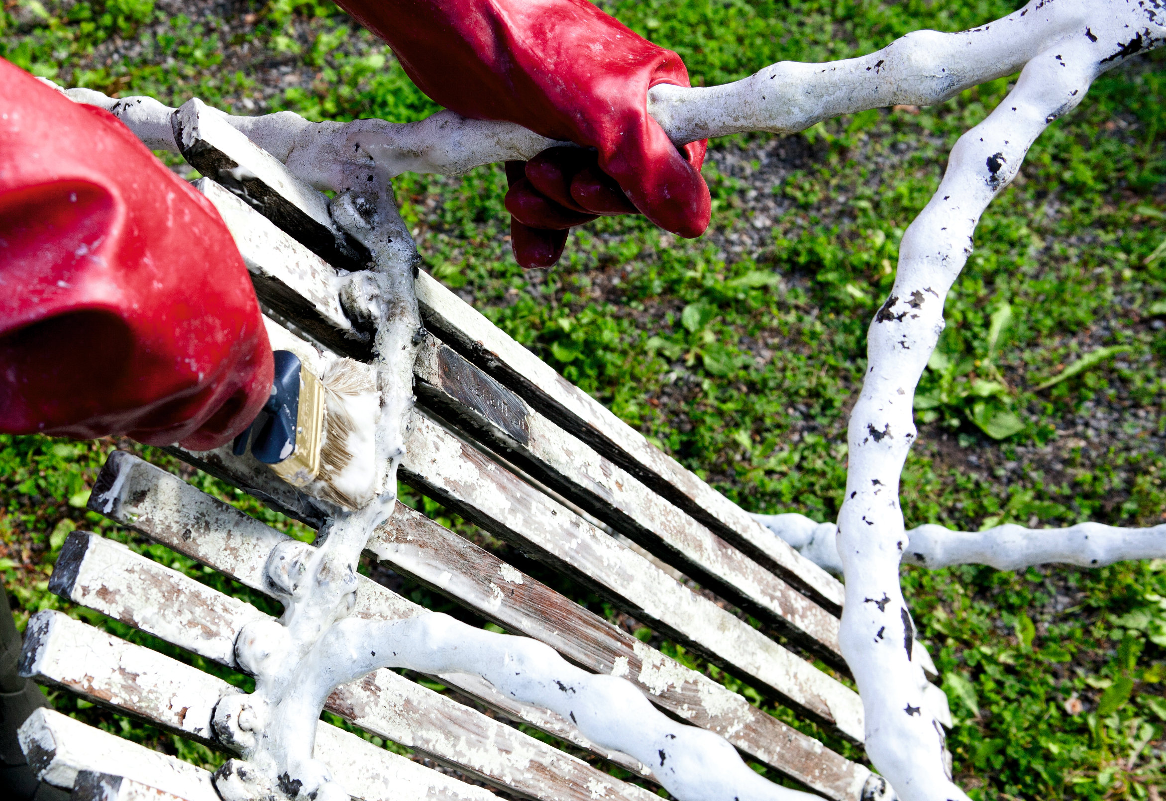 Få den gamle trebenken god som ny ved å fjerne den gamle malingen. Da er den også klar for nye farger når lysten kommer.