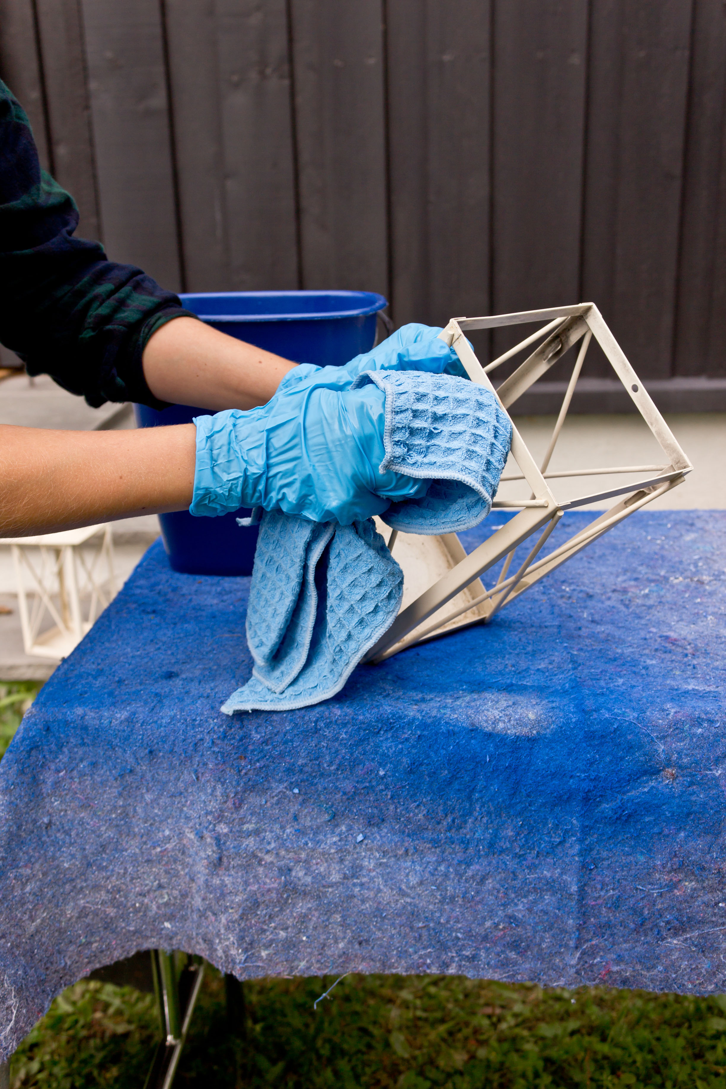 tørker av en lykt med vaffelklut 