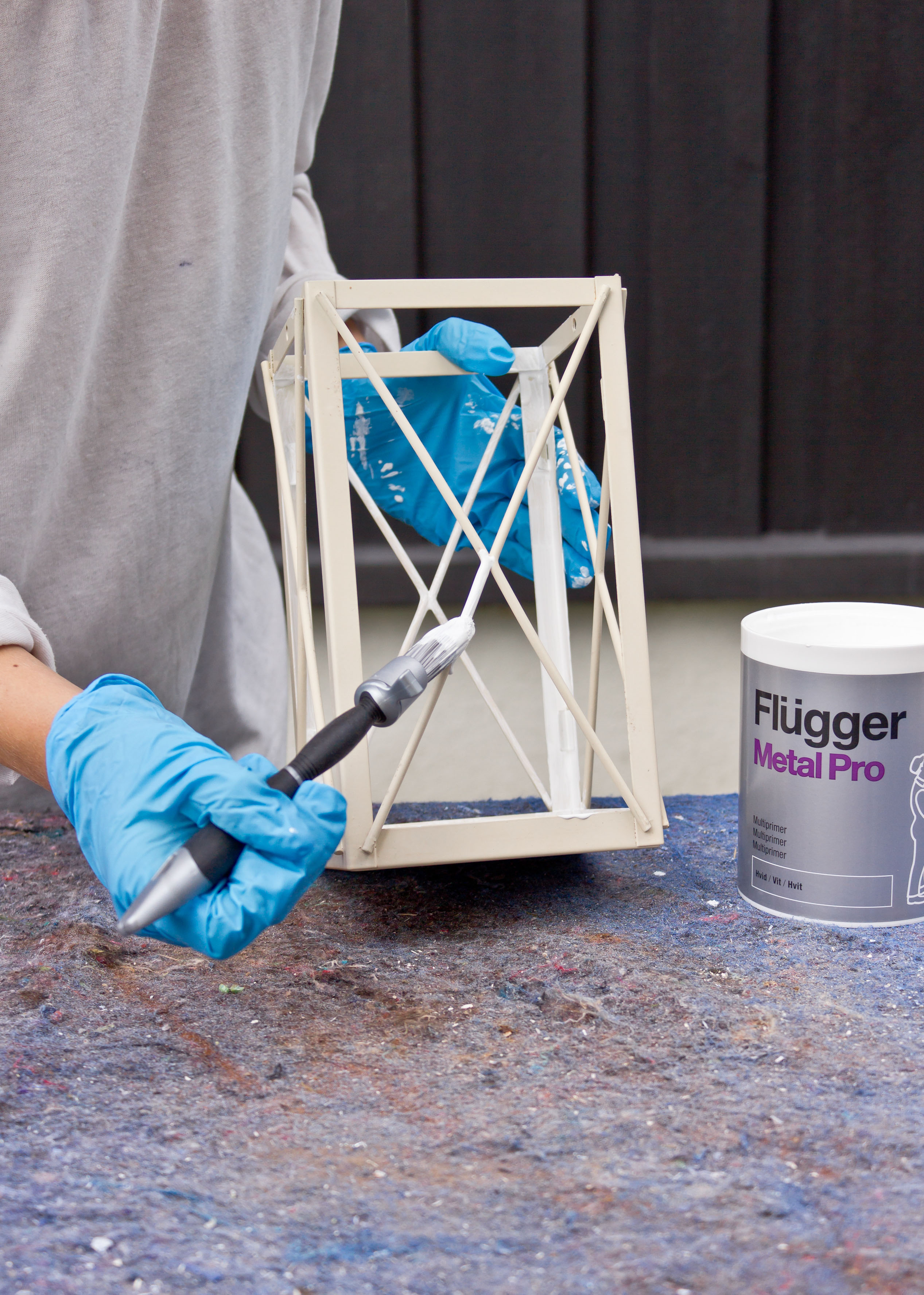 maler lyslykt med metallgrunning. 