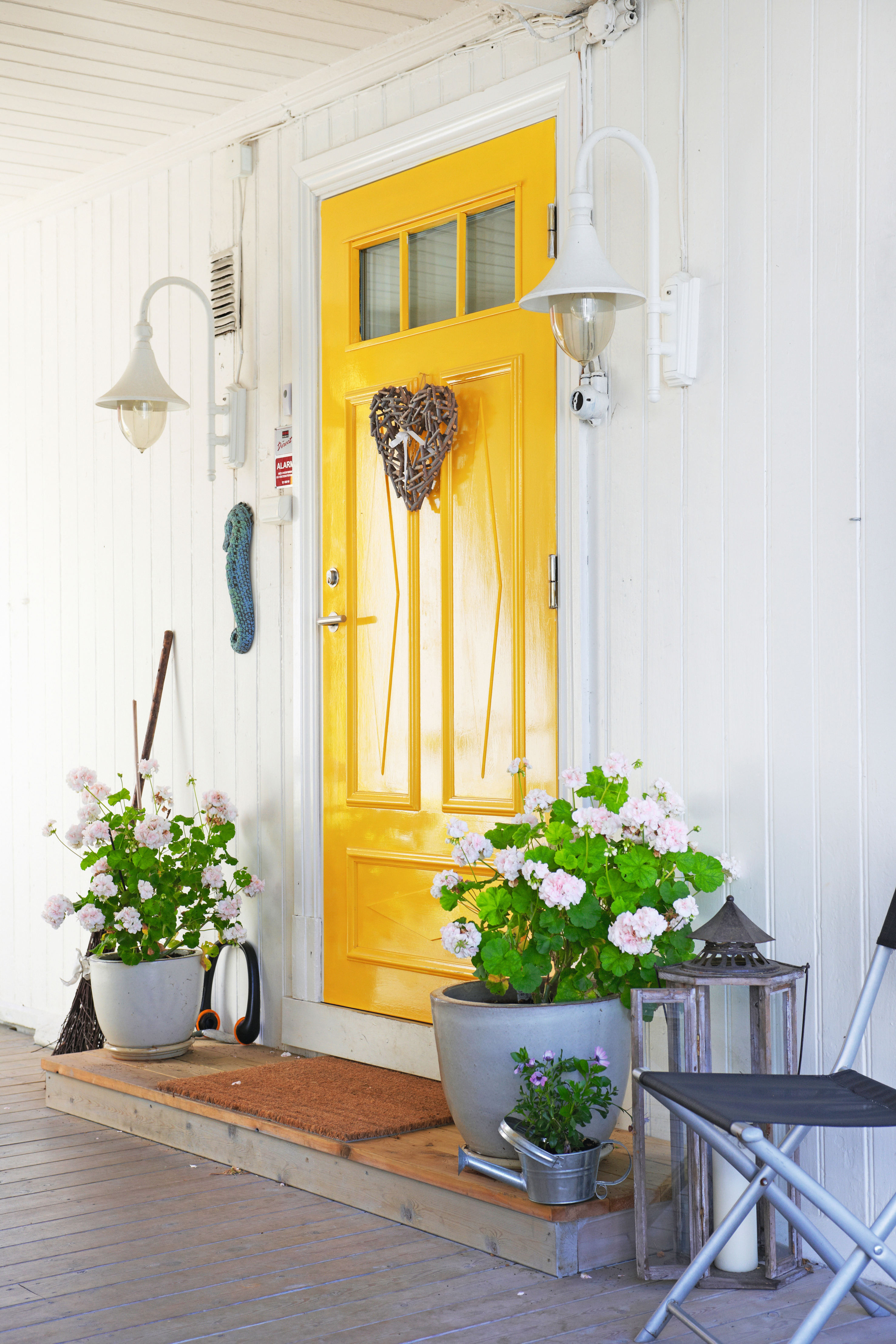 VELKOMMEN: Det er mye god symbolikk i en gul dør. Også blir man i godt humør og kjenner seg velkommen. (Foto: Jan Larsen)