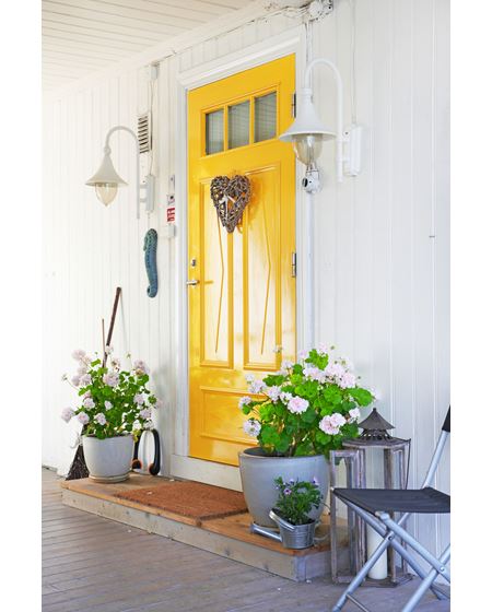 VELKOMMEN: Det er mye god symbolikk i en gul dør. Også blir man i godt humør og kjenner seg velkommen. (Foto: Jan Larsen)