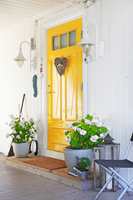 <b>VELKOMMEN:</b> Det er mye god symbolikk i en gul dør. Også blir man i godt humør og kjenner seg velkommen. (Foto: Jan Larsen)