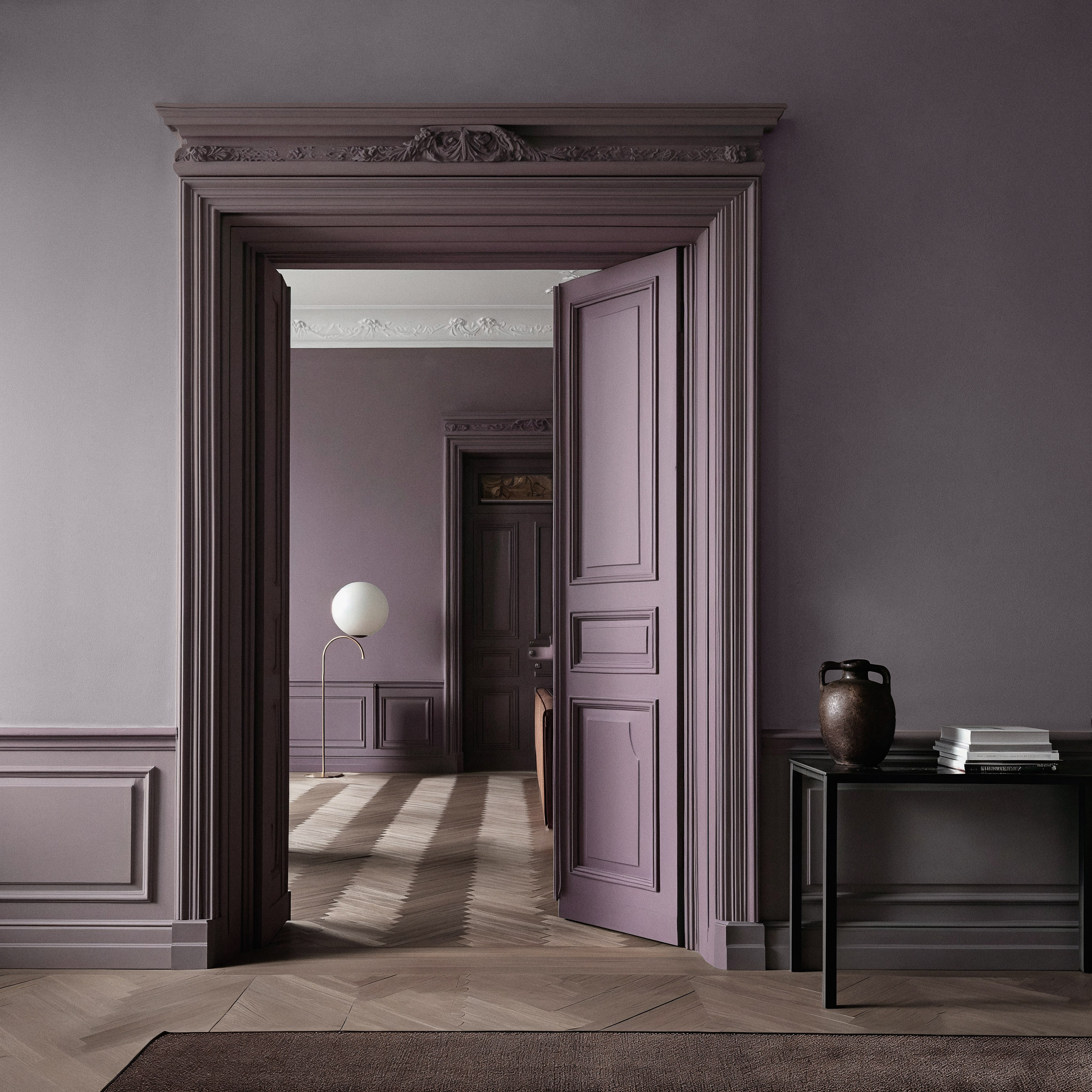 Dust lilla rom med dør og omramming, åpent inn til enda et lilla rom