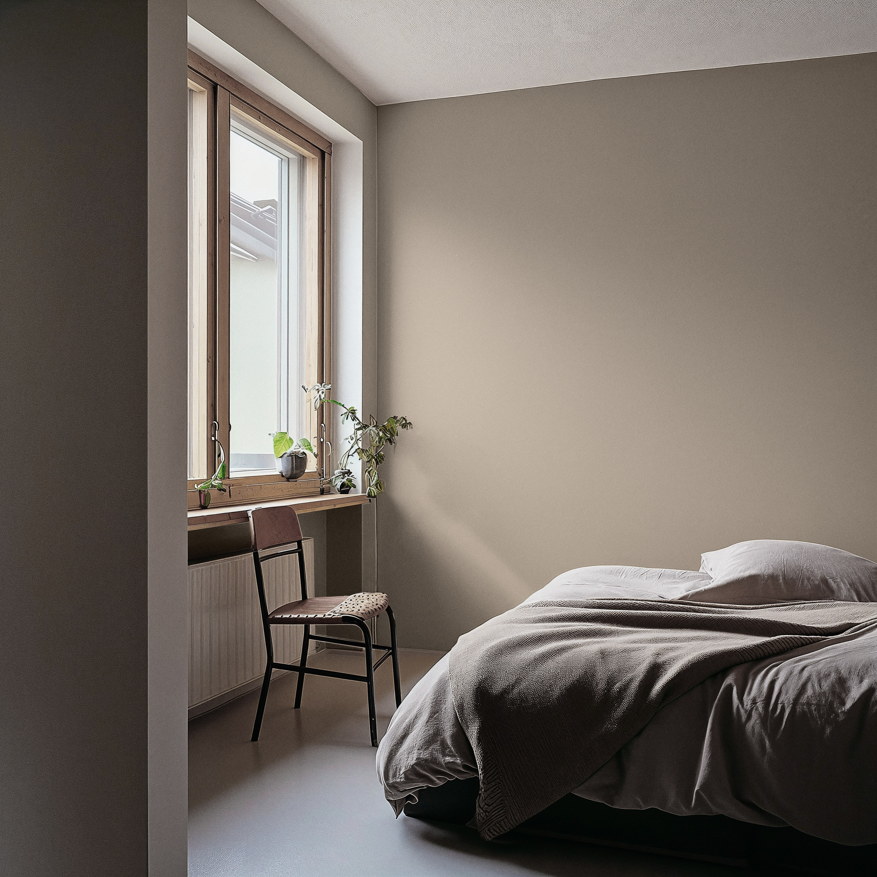 beige vegger i soverom med seng og vindu