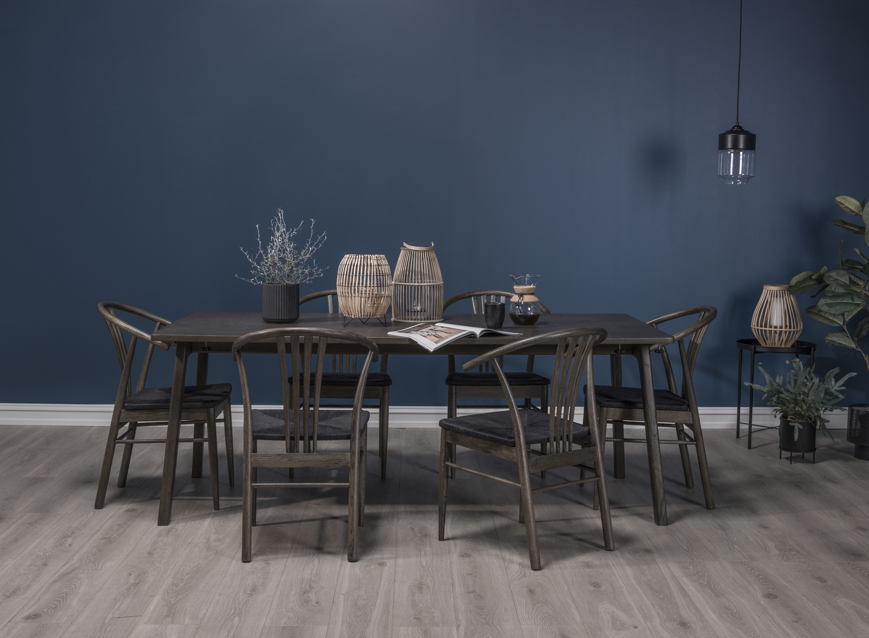 blått og mørkt treverk