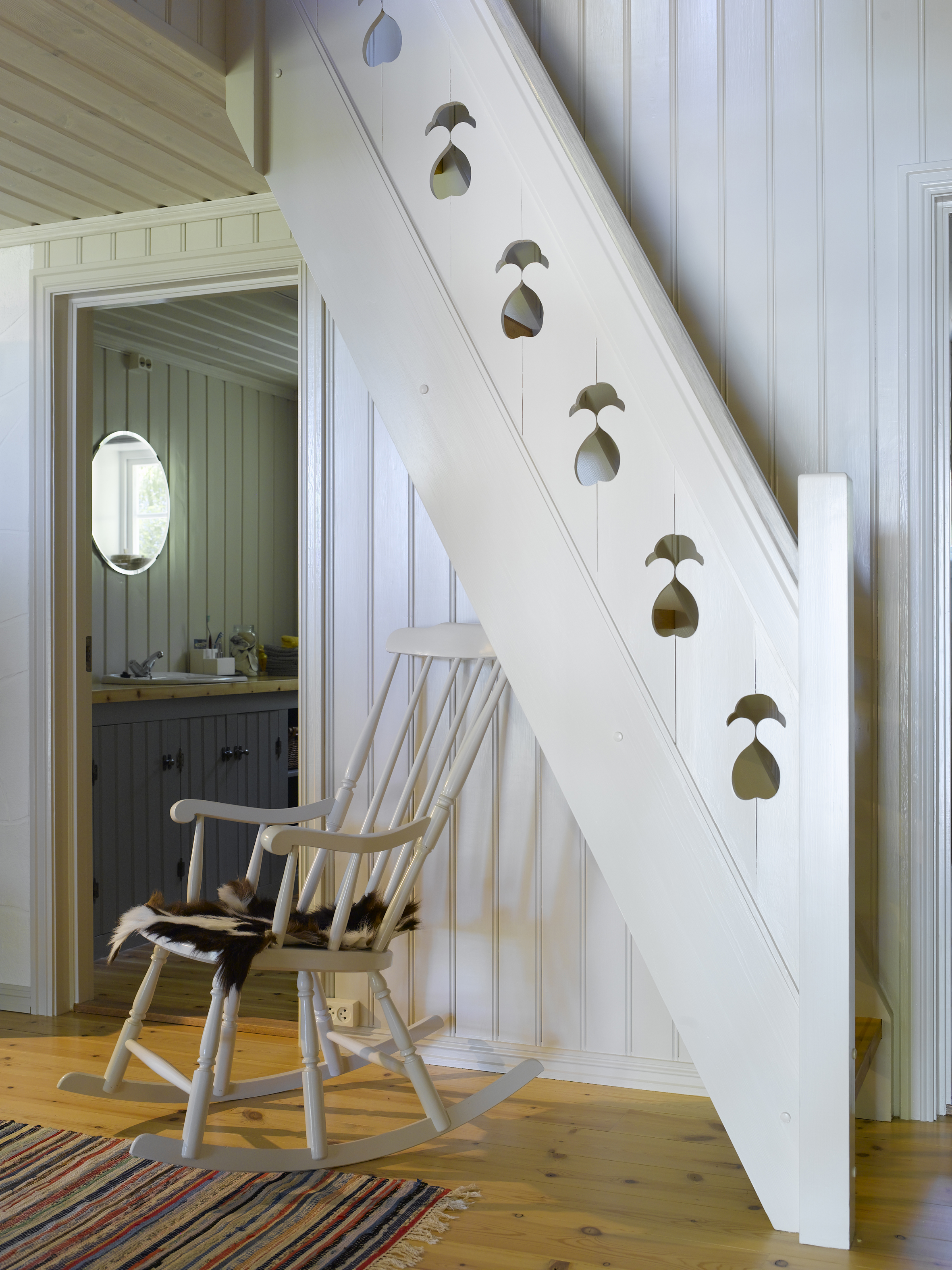 Vanger, stolpe og rekkverk i trappen er malt i fargen Wet Sand 3/ 1502-Y50R. Gyngestolen er malt med Wet Sand 3/ 1502-Y50R.