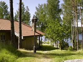 Hytta i Østfold ligger både i skogen og ved vannet. 