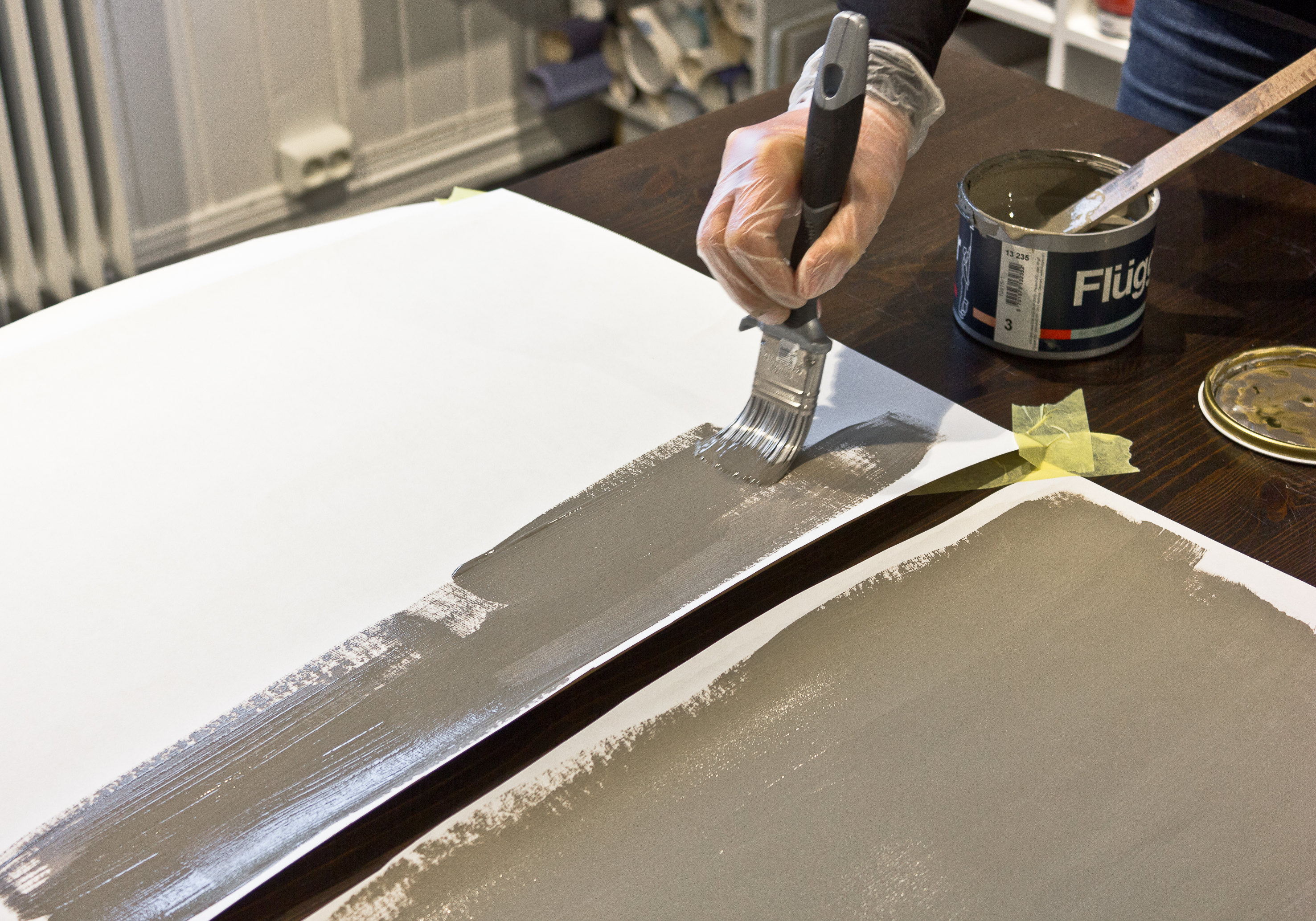 Lag dine egne oppstrøksprøver på papp, kartong eller plater.  Legg på et tykt strøk med maling. Hvis det ikke dekker med et strøk, legg på et til. 