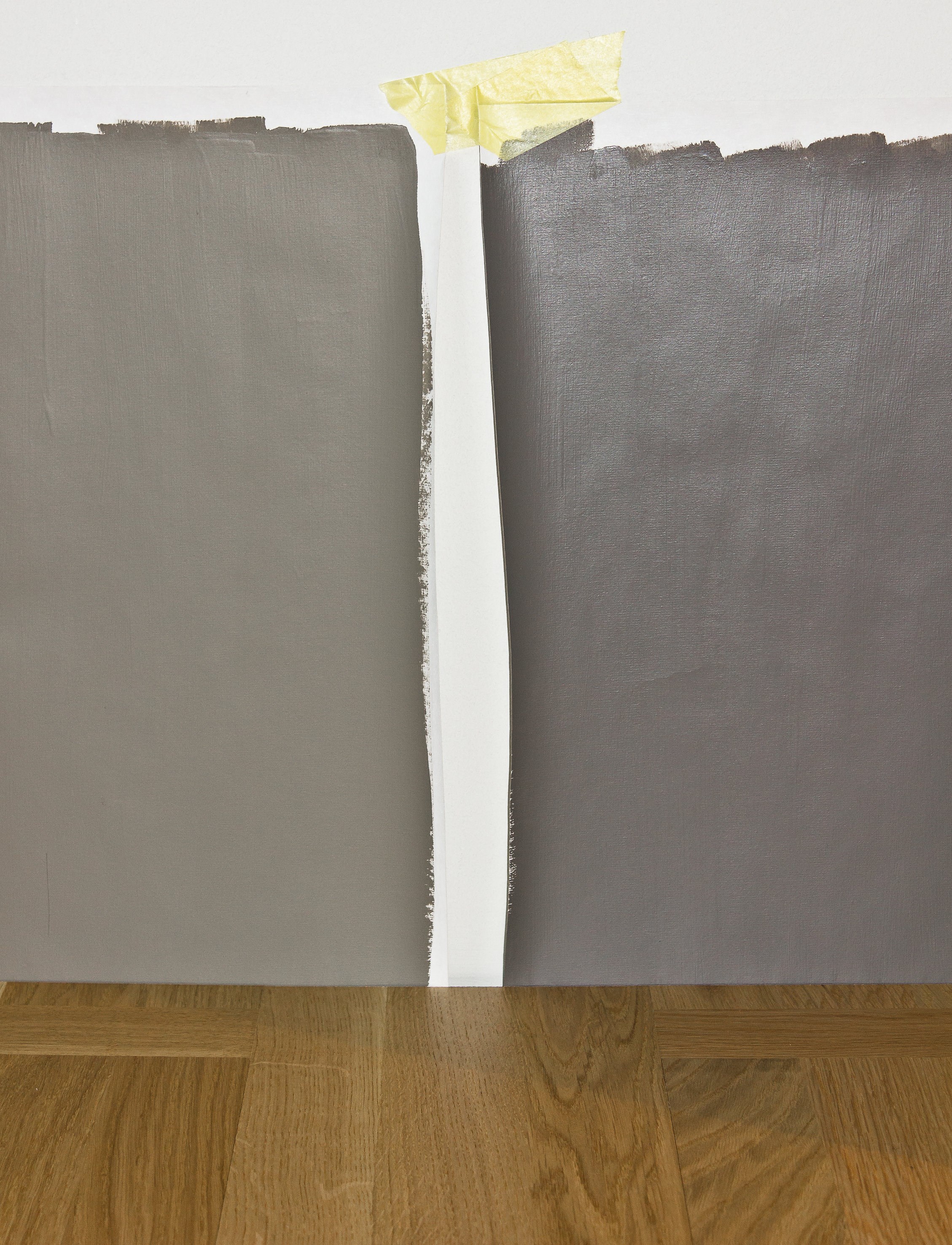 I et rom opplever vi gulvet i direkte kontakt med veggfargen og når fargene settes sammen opplever vi at de påvirker hverandre og dermed ser annerledes ut enn når vi betrakter dem hver for seg, sier Kine Angelo.