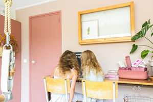 Skal du kjøre på med knall rosa vegger eller noe mer dempet og nøytralt? Og hva bør du ta hensyn til når du velger tapet eller maling? Her er 6 tips som kommer godt med når veggene på barnerommet skal få ny dekor.