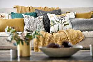 <b>TEKSTILER:</b> En fargeløs sofa kan piffes opp med tekstiler i solfargen, og myke pledd og puter blir ekstra innbydende. Tekstiler fra Sanderson, kolleksjon Embeton Bay. Føres av Intag.