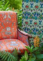 STOL: Trekk en gammel stol i et tekstil med friske farger, så har du en god energipille til entreen eller stua. Stoffet på denne stolen er fra Borge, kolleksjon Animalia.