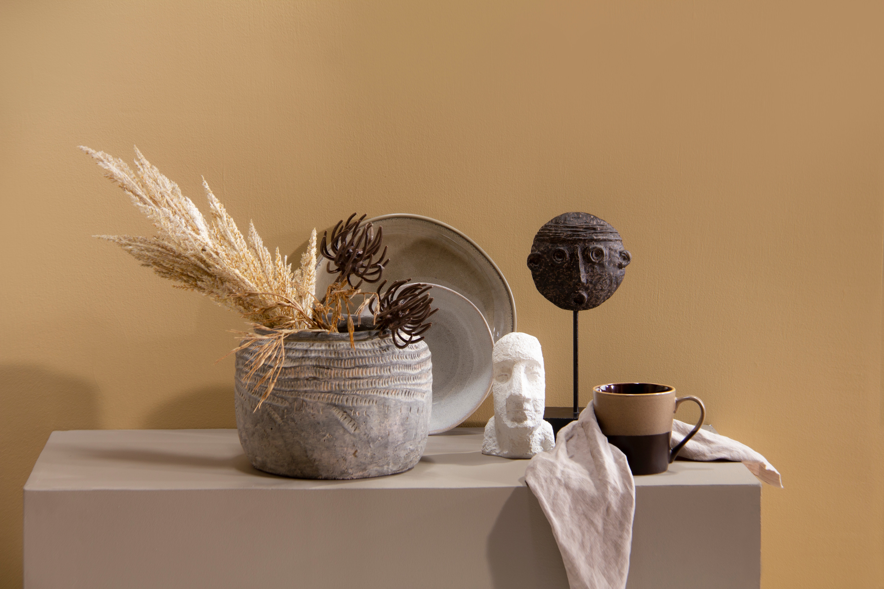 Interiørdetalj med gjenstander fra Skeidar. Vegg farge Siena Claire fra Flügger.