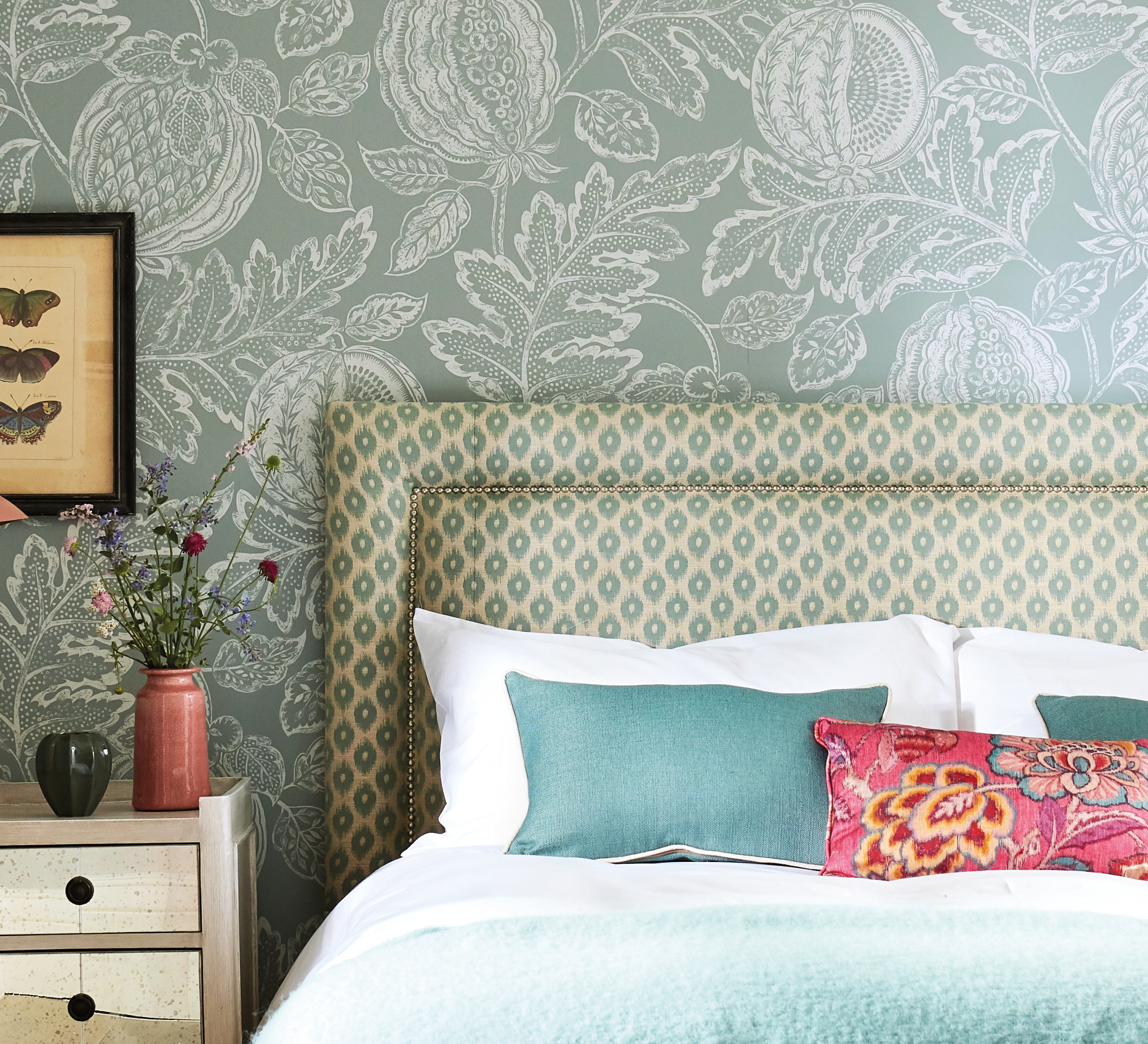 En rolig ton-i-ton palett lives opp med små innslag av friske pasteller.