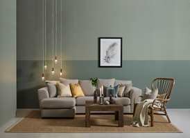 LYST OG ROLIG: Dempede grønntoner virker rolige, og i samspill med gulv, sofa og øvrig interiør skapes her en lys og rolig atmosfære. 