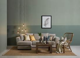 <b>LYST OG ROLIG:</b> Dempede grønntoner virker rolige, og i samspill med gulv, sofa og øvrig interiør skapes her en lys og rolig atmosfære. 