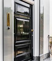 VELKOMMEN INN: Den sorte høyglansede døren setter standarden og ønsker velkommen inn. Døren og omrammingen er malt med Traditional Paint high-gloss. Døren i fargen Black, omrammingen i fargen White Rhino.