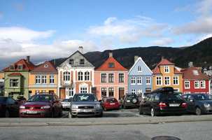 Den som lykkes best med fargesettingen er den som tenker helhet. Men helhet er variasjon. De mange små husene tett i tett i Bergen sentrum innbyr til det.  
