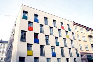 Funkis og særlig det Le Corbusier-inspirerte har fått en ny vår. Primærfarger på små felter, som under vinduer eller på balkonger åpner for en behersket fargeglede. 