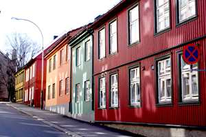 Vi nordmenn er mye mer glad i farger enn vi tror. Noen ganger er gleden likevel større enn innsikten. Hvordan må man tenke for at fargen skal stemme, både for hus og omgivelser?