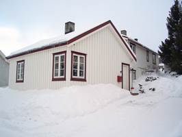 Hvitt er et typisk norsk fargevalg. På vinteren blir det hvite kontrastløst, ofte med sterke blåstikk. Manglende kontrastering rundt vinduer og dører ville ha gjort resultatet enda tristere.