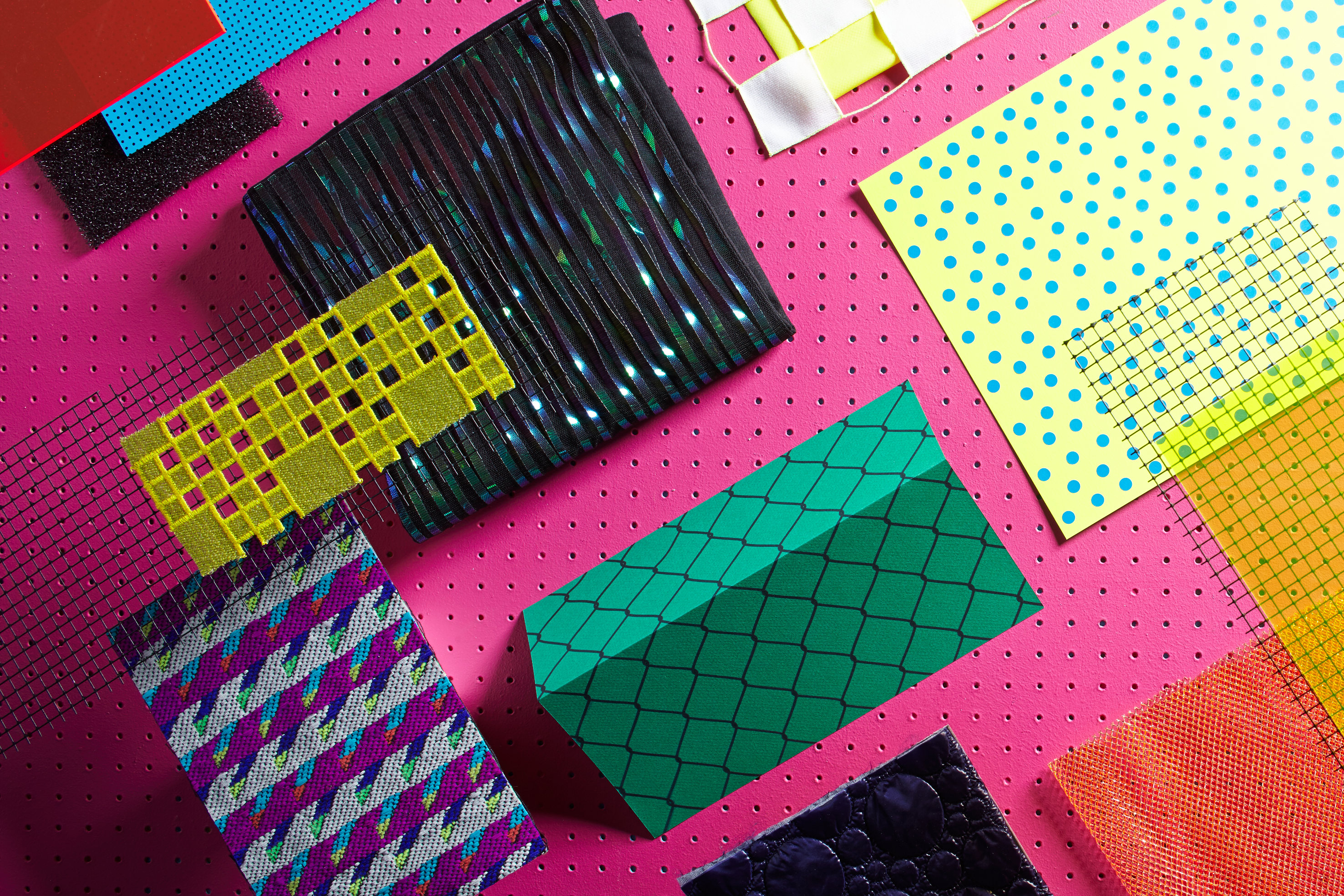 Det materialet, den fargen eller nyansen som ikke er aktuell nå, finnes ikke. Denne materialcollagen er fra Heimtextil.