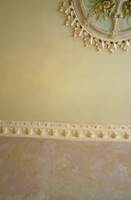 Sidsel og Jørn maler ikke bare veggene, men også takene til en fargemessig helhet. Her er veggene lasert med ulike nyanser av en dyp lilla farge for å få ekstra liv i flaten. Borden er ikke helt hvit, men virker hvit i sammenhengen. Takrosettens blomster er frisket opp med turkis. 