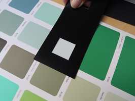 <b>RAMME:</b> En pappramme i hvitt, sort eller grått er et nyttig verktøy for å se hvordan fargen endrer seg mot ulik bakgrunn. 