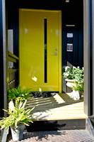 En sprekt gul farge gir flott signaleffekt mot et mørkt hus. 