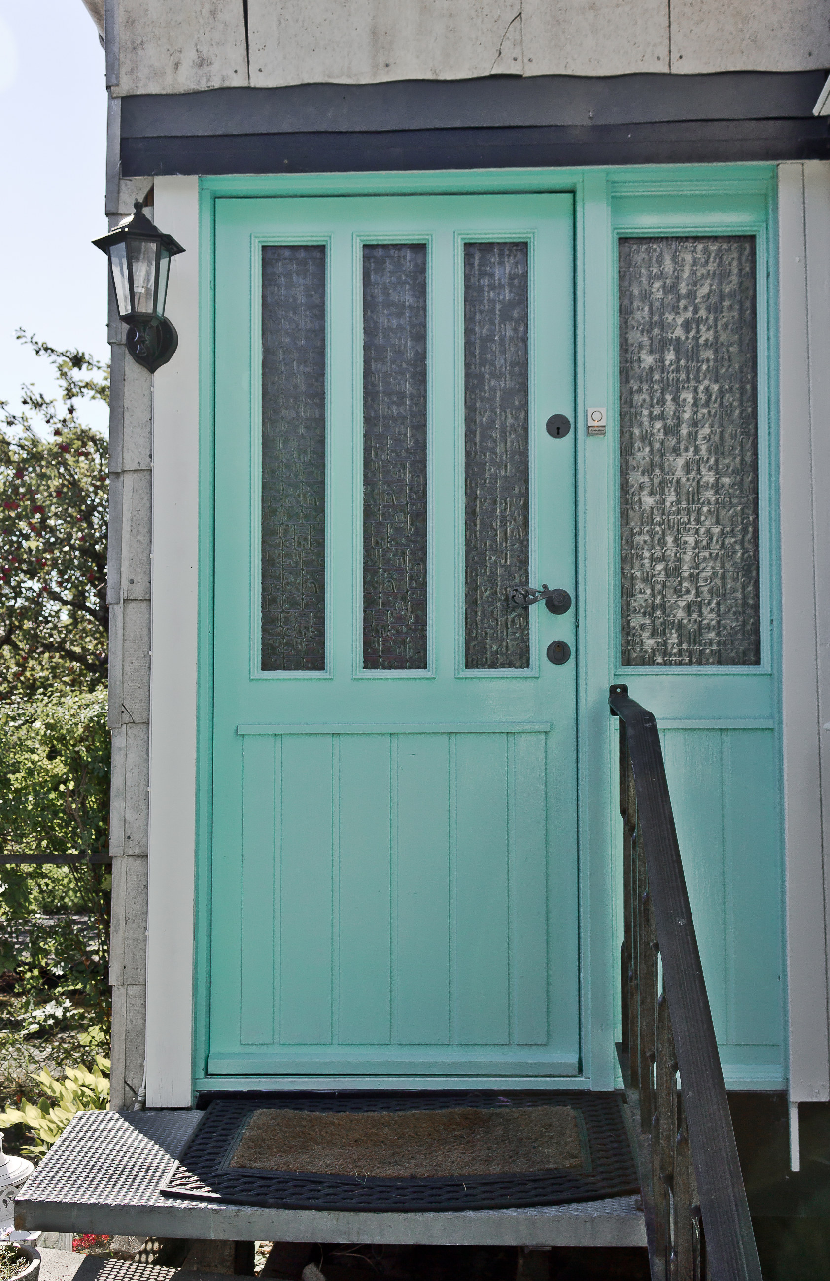 En nymalt dør til et gammelt hus. (S 0530-B70G)