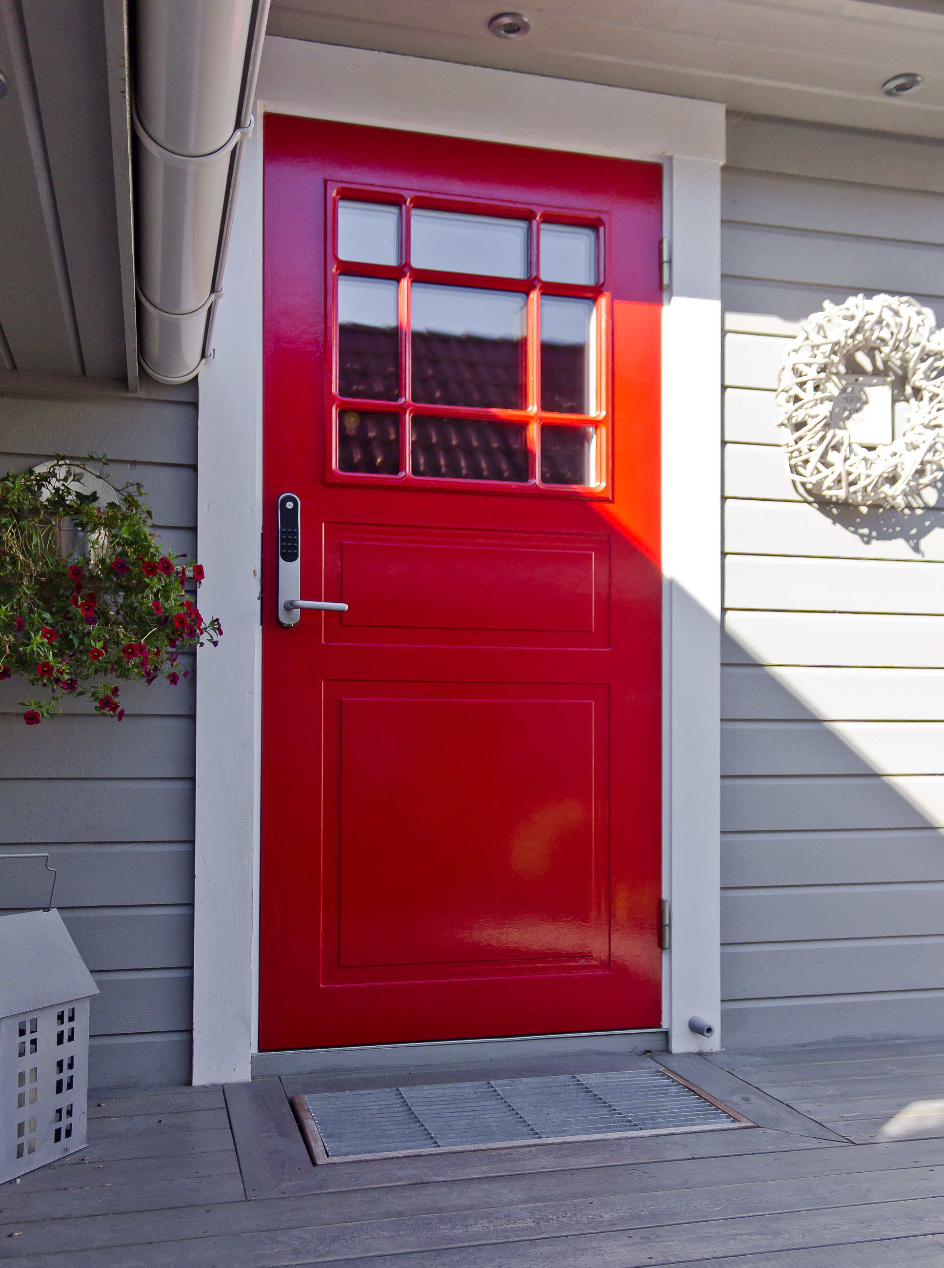 Rødt kan være en vrien farge utendørs. (RAL3001)