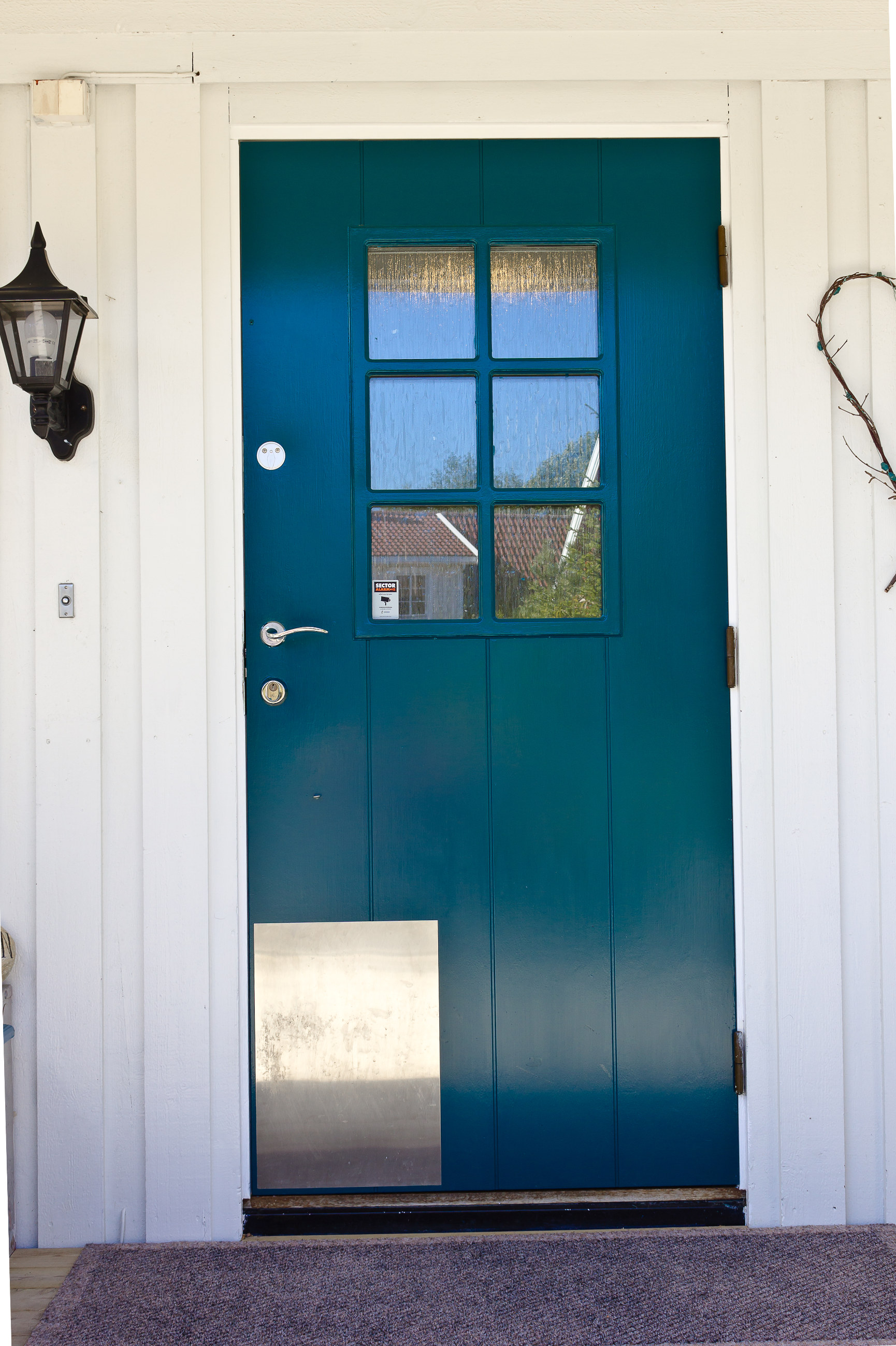 Denne dør er malt med en blank båtmaling (ca. S 5540-B20G).