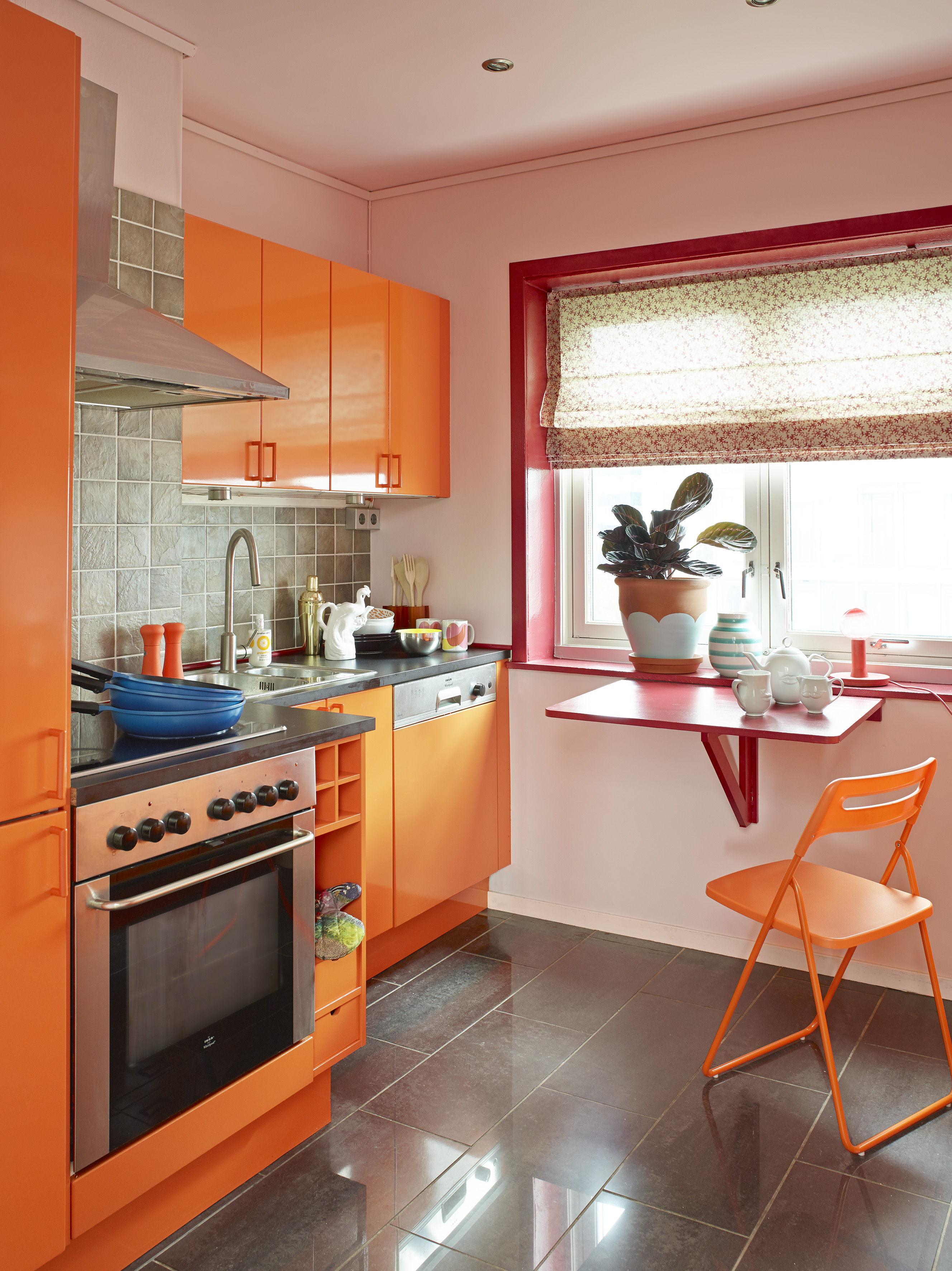 Kjøkkenet får utvilsomt en energisk og glad atmosfære med kjøkkeninnredningen malt i fargen FR2518 Pop.